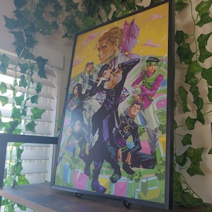 K&ouml;nnte beinhalten: Ein gerahmtes Poster mit einer Gruppe von Charakteren aus der Anime-Serie JoJo's Bizarre Adventure. Das Poster ist vor einem bunten Hintergrund mit gelbem Himmel und gr&uuml;nem Gras platziert. Die Charaktere sind in verschiedenen Posen dargestellt, einige mit erhobenen H&auml;nden. Das Poster ist in Schwarz gerahmt und hat einen wei&szlig;en Passepartout.