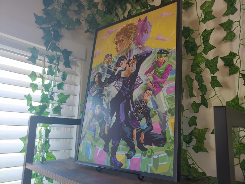 K&ouml;nnte beinhalten: Ein gerahmtes Poster mit einer Gruppe von Charakteren aus der Anime-Serie JoJo's Bizarre Adventure. Das Poster ist vor einem bunten Hintergrund mit gelbem Himmel und gr&uuml;nem Gras platziert. Die Charaktere sind in verschiedenen Posen dargestellt, einige mit erhobenen H&auml;nden. Das Poster ist in Schwarz gerahmt und hat einen wei&szlig;en Passepartout.