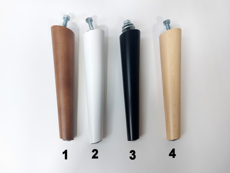 Pode incluir: Quatro pernas de m&oacute;veis de madeira em diferentes cores: marrom, branco, preto e madeira natural. As pernas s&atilde;o afuniladas e t&ecirc;m um parafuso de metal na parte superior.