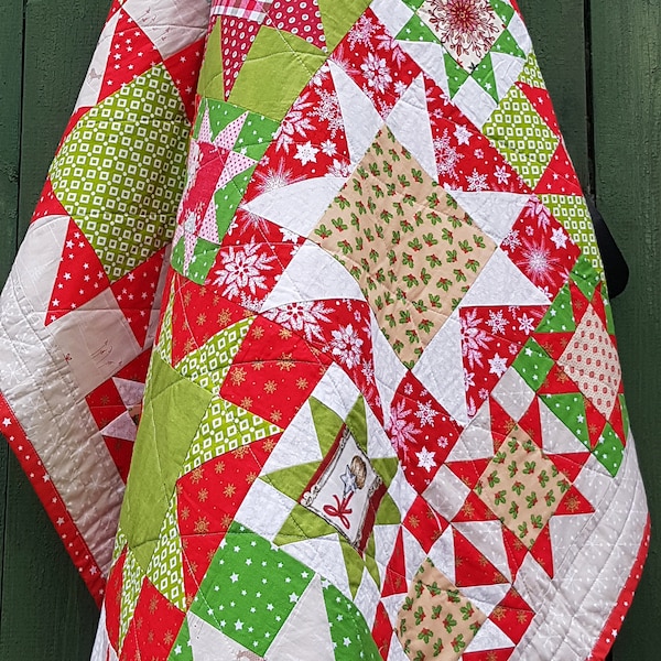 Red and green quilt, Winter style quilt, Cotton quilt, Handmade quilt, Quilt tops,  Queen quilt, Patchwork quilt, Colorful quilt, Rag quilt