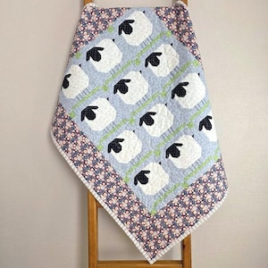 Ręcznie robiony kocyk dla dziecka: bawełniany patchwork z motywem owiec, prezent na baby shower