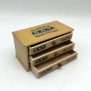 Miniatur 1: 6 Kommode, Modepuppen