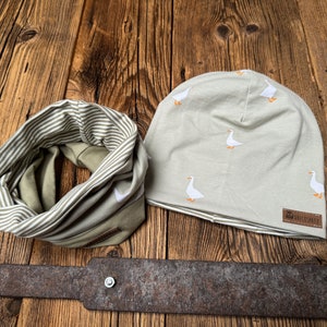 Set of beanie and loop in green with goose hat and scarf for girls