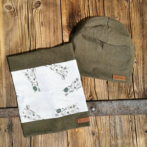 Set van Beanie en Loop khaki en wit met giraffen jongensmuts en sjaal