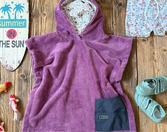 Poncho de baño color baya con flores de colores en la capucha, para niñas. Toalla con capucha, bata de baño de bambú sostenible.