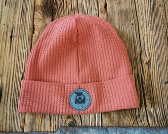 Hipster hat made of soft waffle jersey in rust red for girls and boys. Unisex beanie with cuff