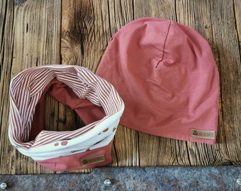 Set composto da berretto e passante in rosso ruggine con cappello e sciarpa con mele per bambina