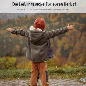 Könnte beinhalten: Eine olivgrüne Kapuzenjacke mit dunkelgrauen Seiteneinsätzen, getragen mit einer rostfarbenen Mütze und einer beigen Hose. Der Text lautet: Die Lieblingsjacke für euren Herbst. Winddicht · wasserabweisend · kuschelig warm.