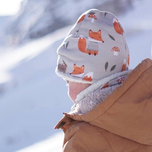 Set of beanie and loop lined with cotton teddy in beige with foxes