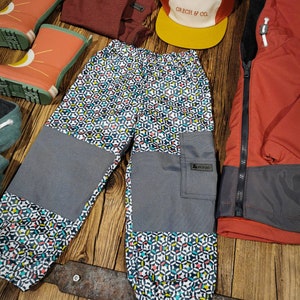 Outdoorhose/Matschhose Konfettiregen buntes Mosaik Muster für Jungen und Mädchen atmungsaktive Regenhose zdjęcie 3