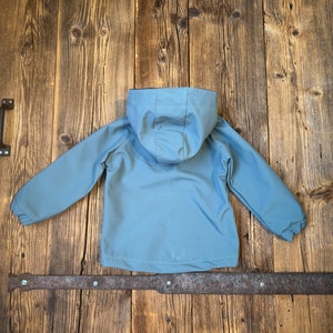 Softshelljacke Jupiter smaragd Outdoorjacke für Jungen und Mädchen winddicht wasserdicht mit Kapuze und Taschen Bild 4