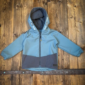 Softshelljacke Jupiter smaragd Outdoorjacke für Jungen und Mädchen winddicht wasserdicht mit Kapuze und Taschen Bild 2