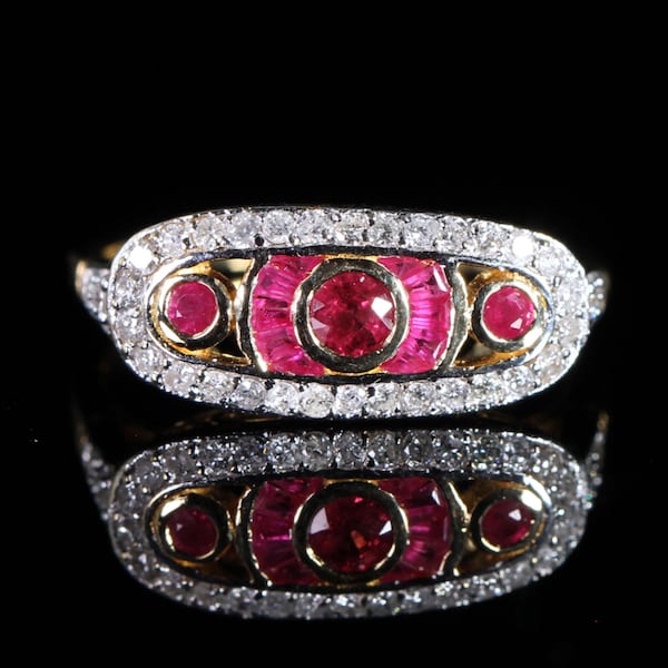 Anillo Art Déco de oro de 18 quilates con rubíes y diamantes