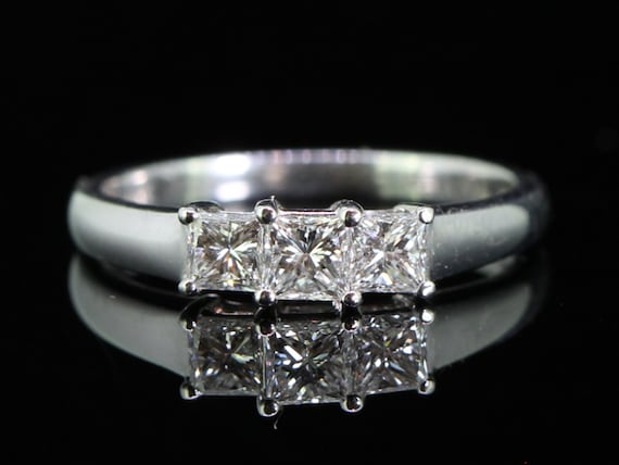 Pre-Owned 18ct White Gold 0.25ct Mixed Cut Diamond Dress Ring