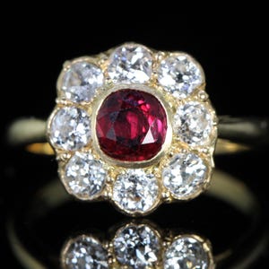 Anillo vintage de oro de 18 quilates con rubíes y diamantes