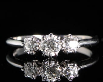 Anillo Art Deco de platino con trilogía de diamantes tallados a mano y extraídos de minas antiguas
