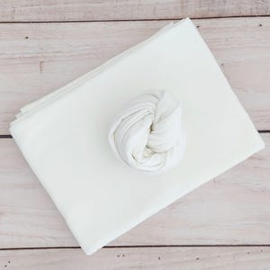 Conjunto de cenário e manta para recém-nascidos brancos para fotografia, conjunto de cobertor e manta elástica para poses de bebê, fundo de tecido tipo pufe para fotos &quot;Mila&quot;