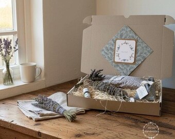 Premium Lavendel Geschenkset – Handgemachte Wellnessbox mit Lavendelkissen, Bio-Öl & Räucherbündel | Entspannungsbox aus Leipzig
