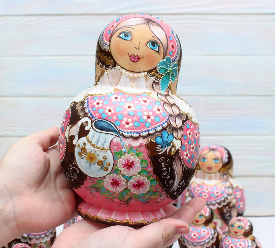 20 nesting dolls