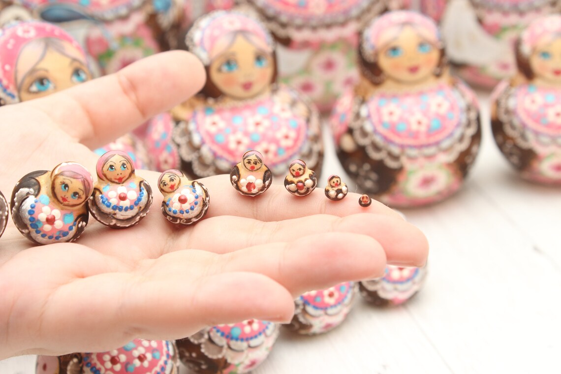 20 nesting dolls