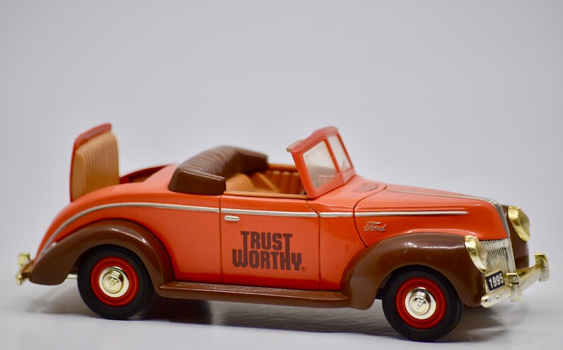 TrustWorthy Hardware Stores 1995 1:25 Scale Die Cast Metal Bank w Key 1940 Ford Convertible w Rumble Seat Liberty Classics Inc