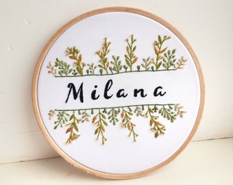 Personalisierte Baby Namensstickerei mit grünen Blättern Hoop Benutzerdefinierter Name Handstickerei Floral Name Neugeborenen Geschenk Benutzerdefiniertes Namensschild