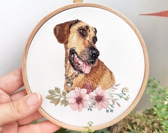 Personalisiertes Hundeportrait Personalisiertes Haustierportrait Gesticktes Portrait in Hoop Personalisiertes Portrait mit Blumen Liebhaber-Geschenk Hunde-Denkmal