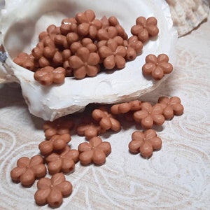 20x perline floreali in acrilico 15 mm marrone cammello