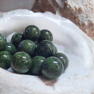 10x Jade balls 12 mm green khaki drilled