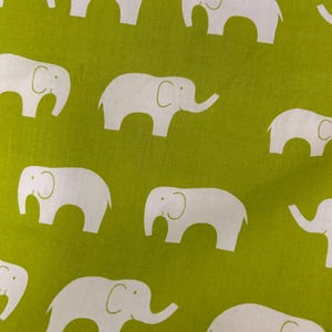 Peut inclure: Un tissu vert citron vif avec un motif répété de silhouettes d'éléphants blancs. Les éléphants ont des trompes incurvées et des traits simples, créant un design ludique. Ce tissu est adapté à la décoration intérieure ou aux articles pour enfants.