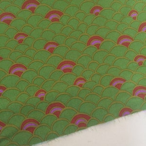 Puede incluir: Tela verde con un patrón repetido de arcos redondeados superpuestos en tonos de rojo, morado y dorado.