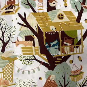 Könnte beinhalten: Eine fantasievolle Illustration eines Baumhauses mit mehreren Ebenen, auf dem ein Waschbär, ein Fuchs, ein Reh und ein Eichhörnchen zu sehen sind. Das Baumhaus ist mit Lichterketten und hängenden Gläsern dekoriert. Die Illustration ist im Cartoon-Stil mit leuchtenden Farben und verspielten Details gehalten.