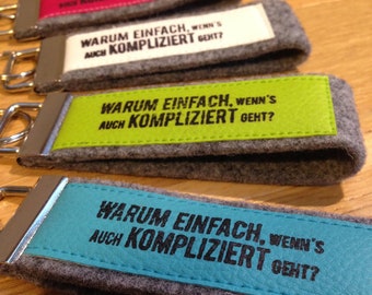 Filz Schlüsselanhänger mit Kunstleder, Schlüsselband, Stempel, Text  "Warum einfach, wenn's auch kompliziert geht."