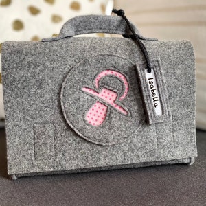 Poppenkoffer, poppentas, poppendraagtas, poppenspeelgoedkoffer, voor poppenmama's en -papa's, met naamplaatje, lichtgrijs wolvilt