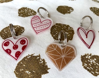 Pendant, shrink wrap keyring, assorted hearts in red and gold