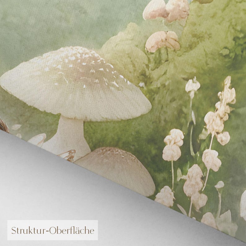 K&ouml;nnte beinhalten: Eine Aquarellillustration mit gro&szlig;en, wei&szlig;en Pilzen mit gesprenkelten Kappen und einem Hintergrund aus gr&uuml;nem Laub und kleineren Pilzen. Zarte wei&szlig;e Blumen sind ebenfalls zu sehen. Der Text "Struktur-Oberfl&auml;che" befindet sich unten.