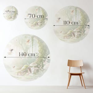 K&ouml;nnte beinhalten: Vier kreisf&ouml;rmige Wandtattoos mit einem Feenwald-Thema. Das gr&ouml;&szlig;te hat einen Durchmesser von 140 cm, das n&auml;chste 110 cm, dann 70 cm und das kleinste 45 cm. Rechts steht ein Holzstuhl.