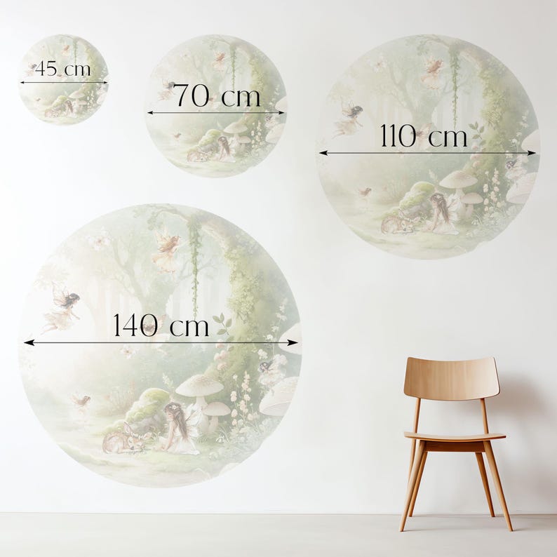 K&ouml;nnte beinhalten: Vier kreisf&ouml;rmige Wandtattoos mit einem Feenwald-Thema. Das gr&ouml;&szlig;te hat einen Durchmesser von 140 cm, das n&auml;chste 110 cm, dann 70 cm und das kleinste 45 cm. Rechts steht ein Holzstuhl.