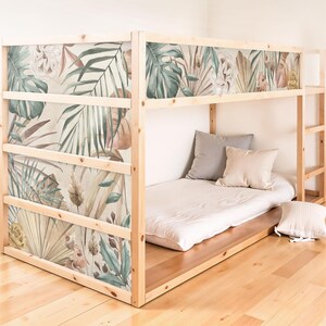 Könnte beinhalten: Ein Holz-Hochbett mit einer tropischen Blätter- und Blumenmuster-Tapete am Kopfende. Das Bett ist mit einer weißen Matratze und Kissen ausgestattet.