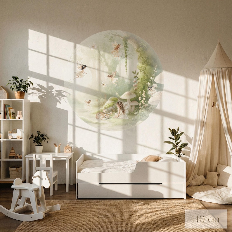K&ouml;nnte beinhalten: Kinderzimmer mit einem Wandbild zum Thema Feen. Das Zimmer verf&uuml;gt &uuml;ber ein wei&szlig;es Bett, einen kleinen Schreibtisch und Stuhl, ein B&uuml;cherregal und ein Schaukelpferd. Das Wandbild zeigt Feen, Pilze und eine Waldszene. Das Bett ist 140 cm lang.