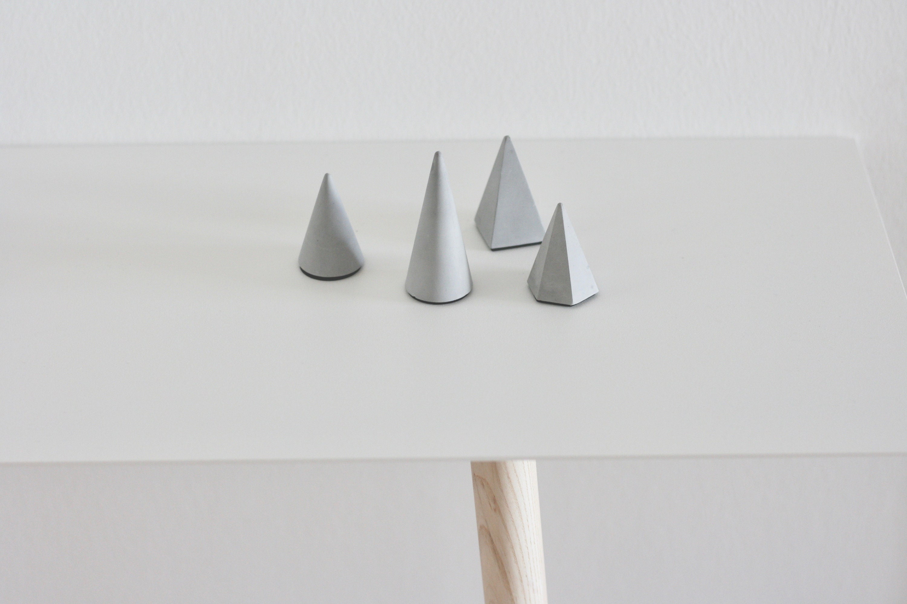 anaan Conic Ringständer Ringhalter Schmuckständer Schmuckhalter Beton Design Geometrisch Industrie Tischdeko