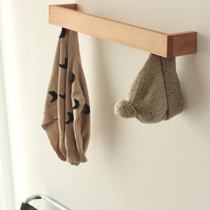 anaan Skuvo Garderobenleiste mit 6 verdeckten Wandhaken Garderobenpaneel Holz 60 cm Wandgarderobe Wandhakenleiste für Flur Garderobenhaken