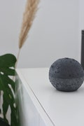 anaan Luna Concrete Ashtray with Lid – Windproof Modern Ashtray for Patio & Balcony – Odorless Concrete Home Decor – Unique Smoker Gift