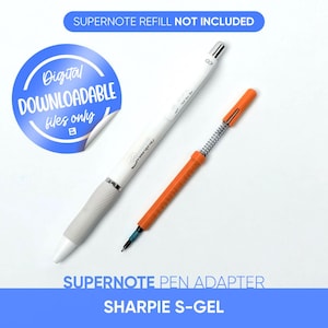 Puede incluir: Un bolígrafo blanco y gris con un cartucho de tinta negro y un adaptador de bolígrafo naranja con un resorte plateado. La imagen incluye una pegatina redonda azul con el texto "Digital Downloadable files only". También está presente el texto "SUPERNOTE PEN ADAPTER SHARPIE S-GEL".