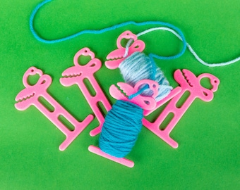 小さなフラミンゴボビン • 全長 3.35 インチ • ステッチマーカー付きの糸巻き用の長さ 2 インチ