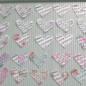 25 x Stanzteile filigrane kleine Herzchen, Scrapbooking Junk Journal Bullet Kartenaufleger 4,5 cm