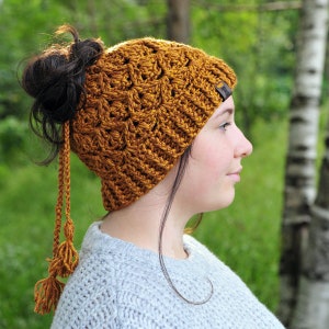 Sombrero de moño desordenado de oro oscuro, gorro de invierno, hilo acrílico, sombrero de ganchillo para adolescentes o mujeres, accesorio de moda de invierno, ajustable, borlas