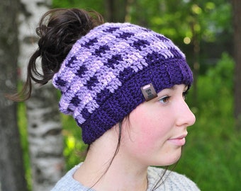 Purple Plaid Messy Bun Hat, Bonnet d’hiver, Toque de lavande, Vérifié, Acrylique, Chapeau au crochet, Cadeau pour les adolescents ou les femmes, Mode d’hiver