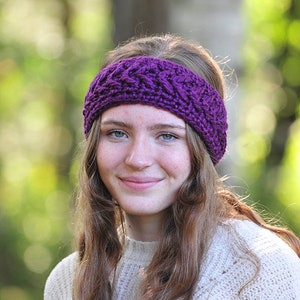 Dunkellila Ohrwärmer, weiches Stirnband, Chevron Muster, dickes Acrylgarn, Gehäkeltes Ohrwärmer, Winter, Geschenk für Teenager oder Frauen