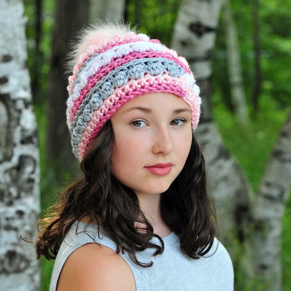 Soft Pink Crochet Beanie: Slouchy Winter Hat With Faux Fur  display picture 1